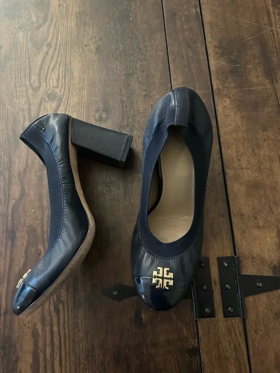 Tory Burch Navy Leather Block Heel Pumps with Gold Logo - Picture 5 of 6